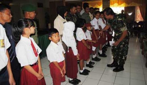 Danrem 022/PT Berikan Hadiah Kepada Anak Prajurit Berprestasi